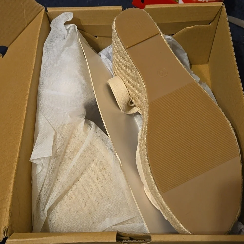 NWT Coutgo Women's Peep Toe Wedges